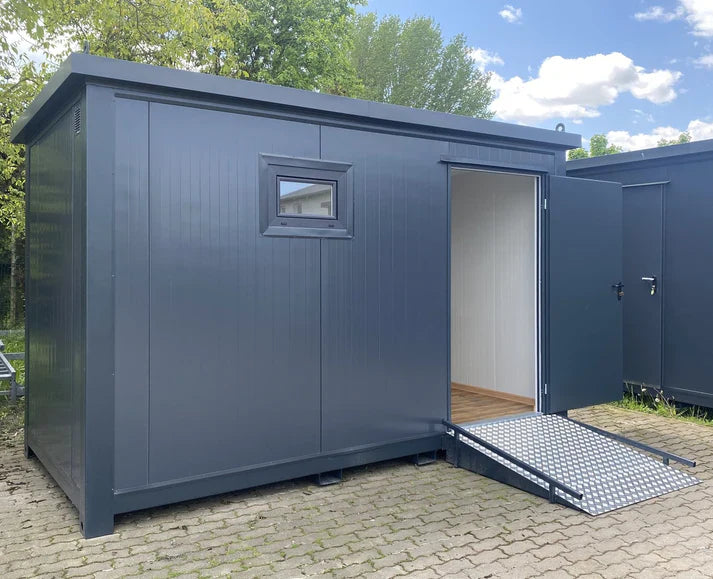 Toiletcabine (dubbele cabine) 4x2 m met hellingbaan – Toegankelijk voor mensen met een beperking.