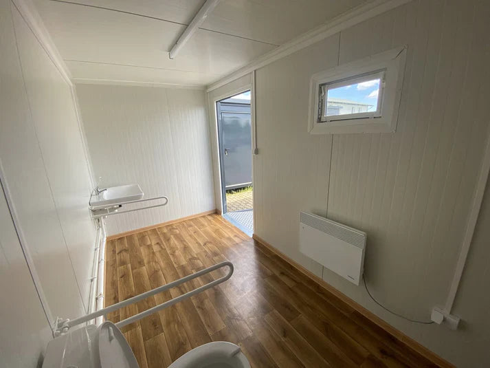 Toiletcabine (dubbele cabine) 4x2 m met hellingbaan – Toegankelijk voor mensen met een beperking.