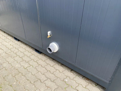 Toiletcabine (dubbele cabine) 4x2 m met hellingbaan – Toegankelijk voor mensen met een beperking.