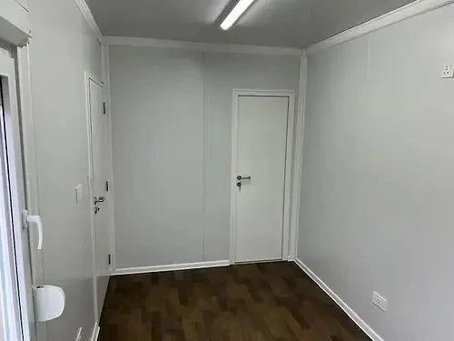 Kantoorcontainer met badkamer en opbergruimte